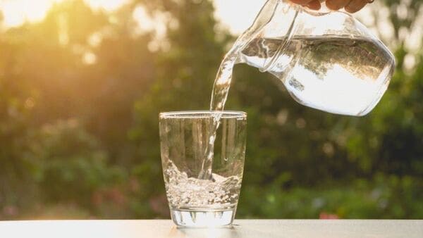 Wasserflasche in einer Tasche, bereit für unterwegs