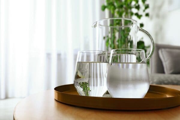 Ein Glas Wasser auf einem hellen Tisch